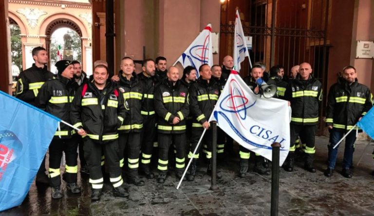 Vigili del Fuoco, scatta la protesta per avere più tutele: “Basta pacche sulle spalle”