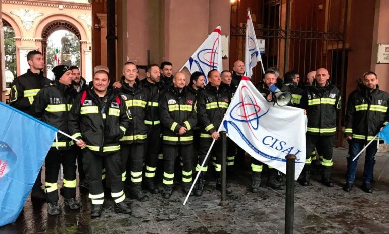 Vigili del Fuoco, scatta la protesta per avere più tutele: “Basta pacche sulle spalle”