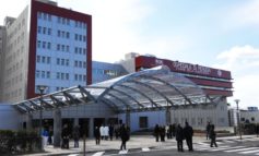 Partorisce all'esterno dell'ospedale, i Verdi: "La barriera automatica era chiusa"