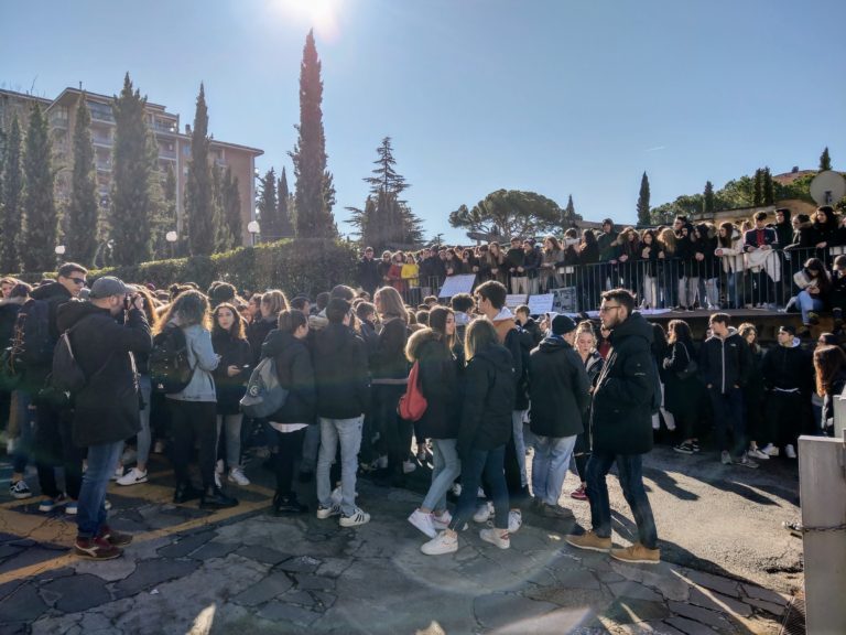 Liceo Alessi, è scontro studenti-preside. Il PD: “Intervenga l’ufficio scolastico regionale”