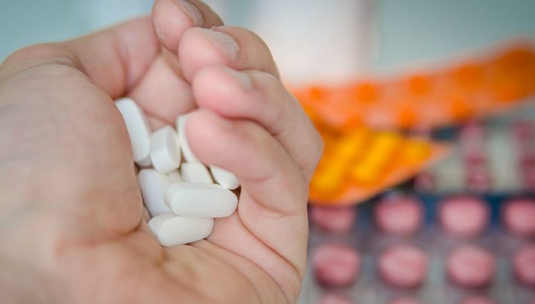 Farmaci a domicilio per anziani e cronici, attivato il numero 800189521