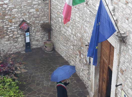 Un minuto di silenzio per le vittime del coronavirus, bandiere a mezz’asta in tutta Italia