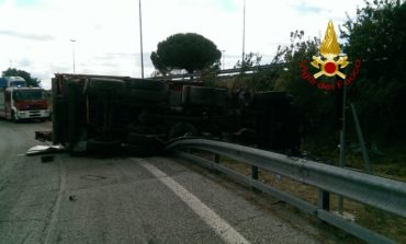 Camion si ribalta allo svincolo di Corciano, un morto