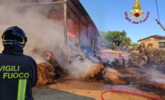 Incendio in un'azienda agricola, i pompieri intervengono per domare le fiamme