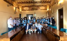 Visita istituzionale dell’Ellera Calcio in Comune, Betti: "Portate con orgoglio la maglia"