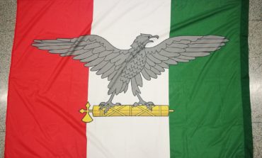 Affigge la bandiera di Salò al palo della luce, denunciato