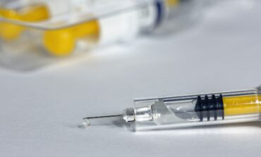 Covid: gli ordini dei professionisti sanitari chiedono i vaccini: "Noi esposti ad alto rischio contagio"