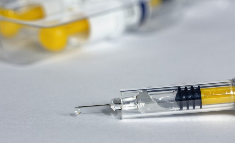 Covid: gli ordini dei professionisti sanitari chiedono i vaccini: “Noi esposti ad alto rischio contagio”