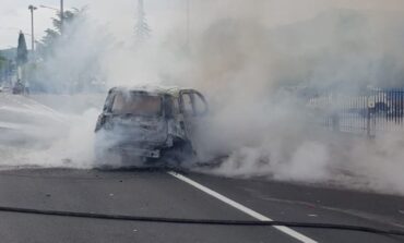 Auto in fiamme dopo un incidente: traffico in tilt a Taverne