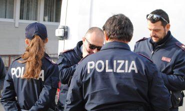 Prova i vestiti e tenta di rubarli, arrestato dalla Polizia