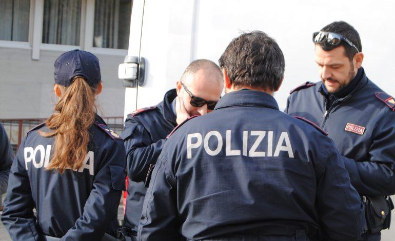 Prova i vestiti e tenta di rubarli, arrestato dalla Polizia