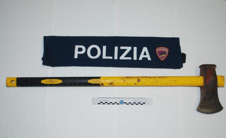 Minaccia una ragazza e il fidanzato con una grossa ascia, denunciato dalla Polizia