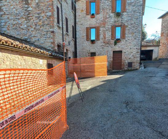 Nuova pavimentazione nei vicoli del centro storico, la manutenzione del borgo continua