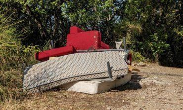 Gli incivili tornano in azione: un divano e altra paccottiglia abbandonati lungo la strada