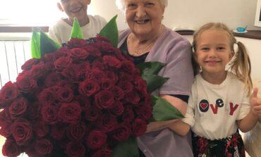 Nonna Maria compie 90 anni e festeggia con la famiglia: auguri alla storica cuoca dell'asilo di Chiugiana