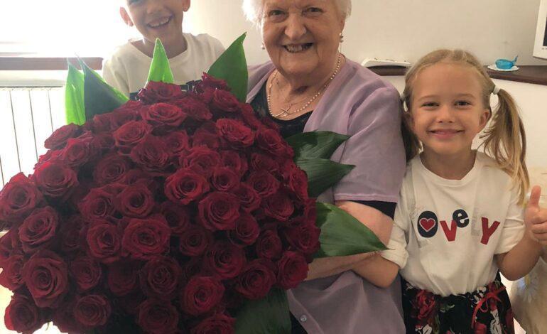 Nonna Maria compie 90 anni e festeggia con la famiglia: auguri alla storica cuoca dell’asilo di Chiugiana