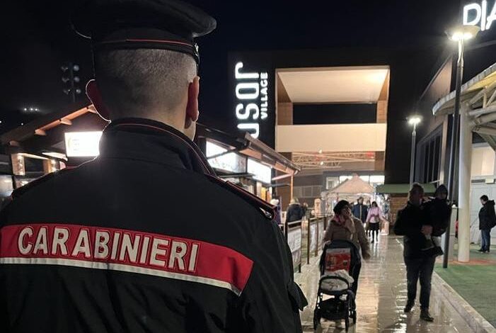 Baby gang: i carabinieri controllano 100 minorenni nel centro commerciale