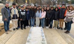 In Piazza del Girasole i ragazzi delle medie pongono i loro “Sassi per non perdere la strada”