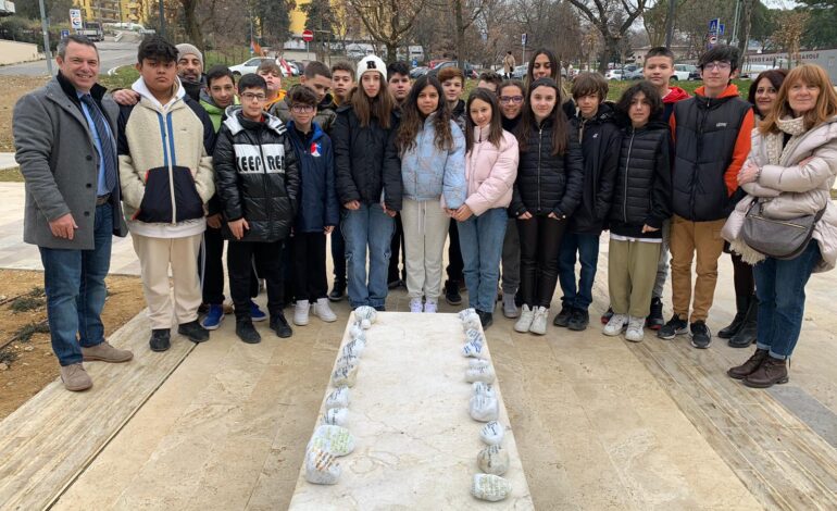 In Piazza del Girasole i ragazzi delle medie pongono i loro “Sassi per non perdere la strada”